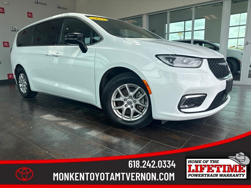 2025 Chrysler Pacifica Select in Bright White Clearcoat — front three-quarter view