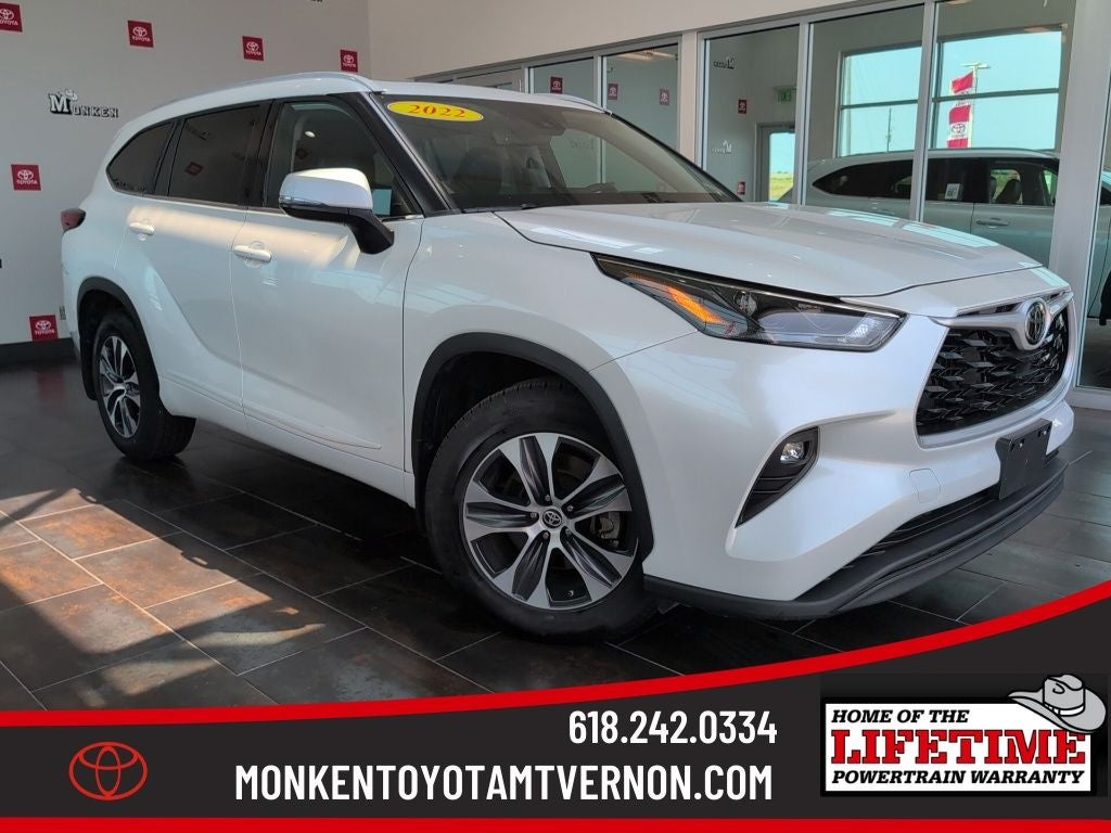 2022 Toyota Highlander XLE in Pearl — front three-quarter view